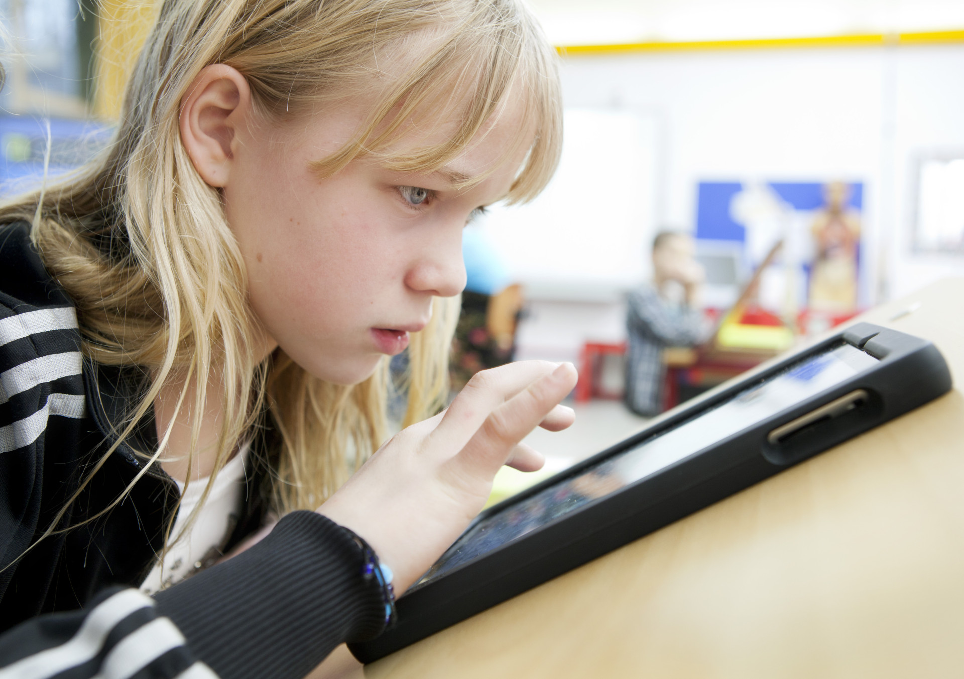Slechtziende leerling werkt op iPad
