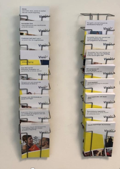Foto van een rek met 20 papieren folders van Visio